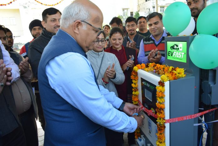 Electric vehicle charging station