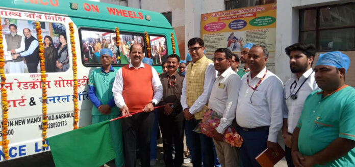 DC flagged off the awareness vehicle of District Red Cross Society and Jaipur Heart Hospital