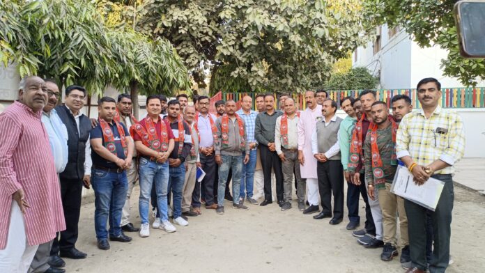 BJP District President Yogendra Rana welcomed the youth associated with the party