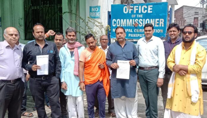 Panipat News/social organizations submitted a memorandum to the municipal commissioner to send destitute cattle to the cowshed.