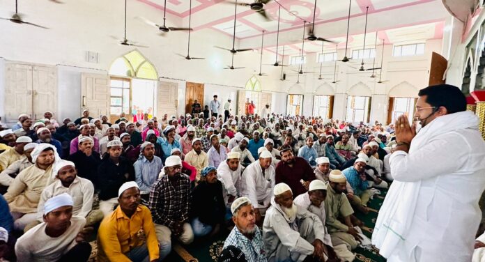 Panipat News/Haryana representative of International Jat Parliament Dr. Naveen Nain Bhalsi went to the mosque and congratulated Eid