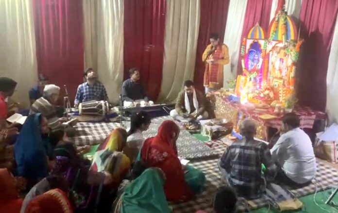 Recitation of musical Sunderkand and Havan worship took place in Krishna Colony