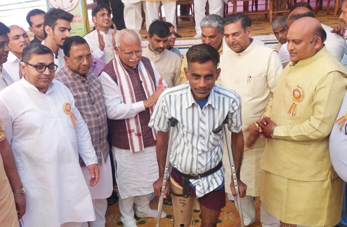 Panipat News/Chief Minister Manoharlal distributed artificial devices to Divyangjans