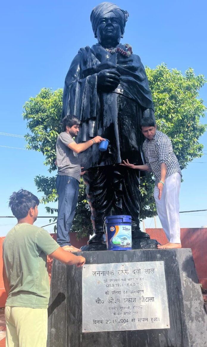 Panipat News/INSO cleaned the Tau Devi Lal statue located in Thermal