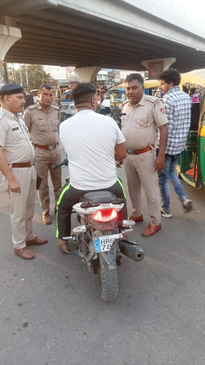 Panipat News/Traffic police special drive against bike riders without helmets