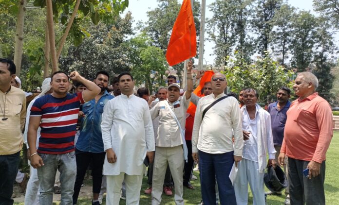 प्रदर्शन करते हुए सभी मजदूर यूनियन