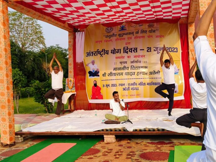 योग प्रोटोकॉल करते हुए आयुष योग सहायक पवन कौशिक।