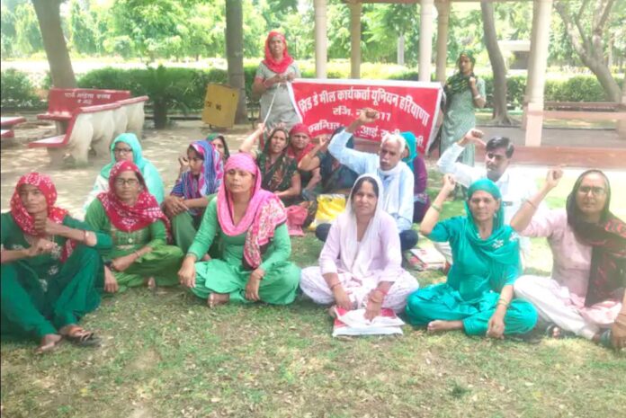 बैठक के दौरान अपनी मांगों को लेकर रोष प्रदर्शन करते मिड डे मील कार्यकर्ता ।