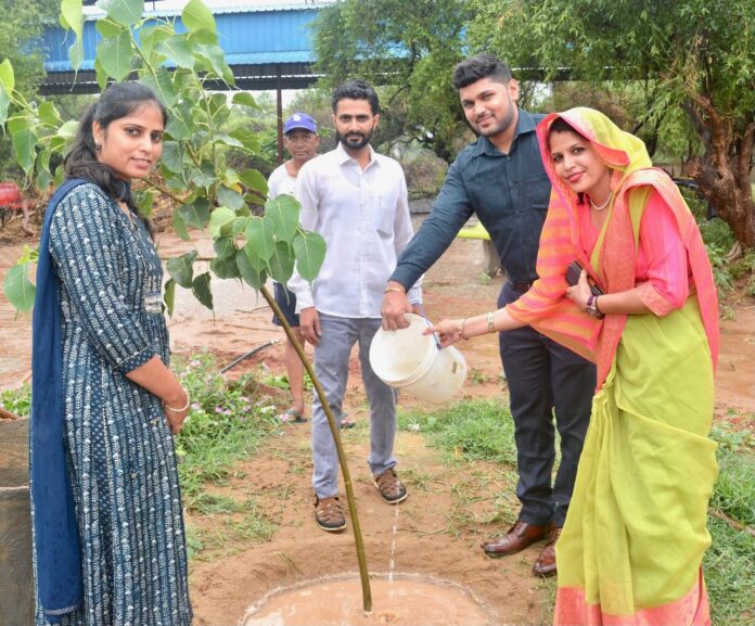 पौधारोपण करते एसडीएम हर्षित कुमार, बीडीपीओ निशा तंवर व अन्य।