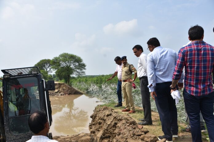 Crack in Embankment Of Yamuna