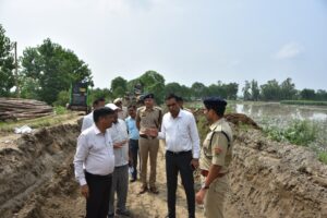 Crack in Embankment Of Yamuna