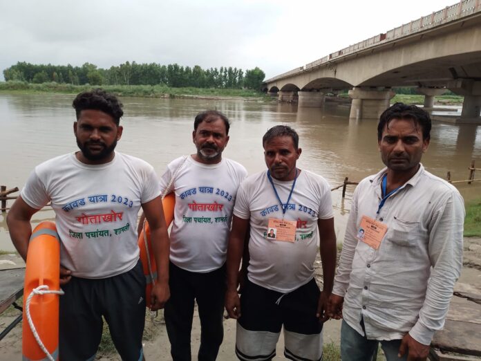 11 Divers Deployed on Yamuna Bridge