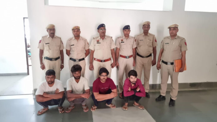 पुलिस गिरफ्त में आरोपित।