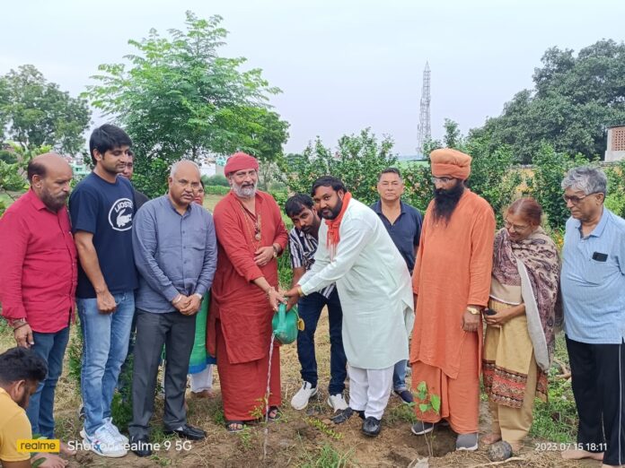 मंत्री मनीष ग्रोवर के जन्मदिन के उपलक्ष में महाराज कपिलपुरी के साथ किया पौधारोपण