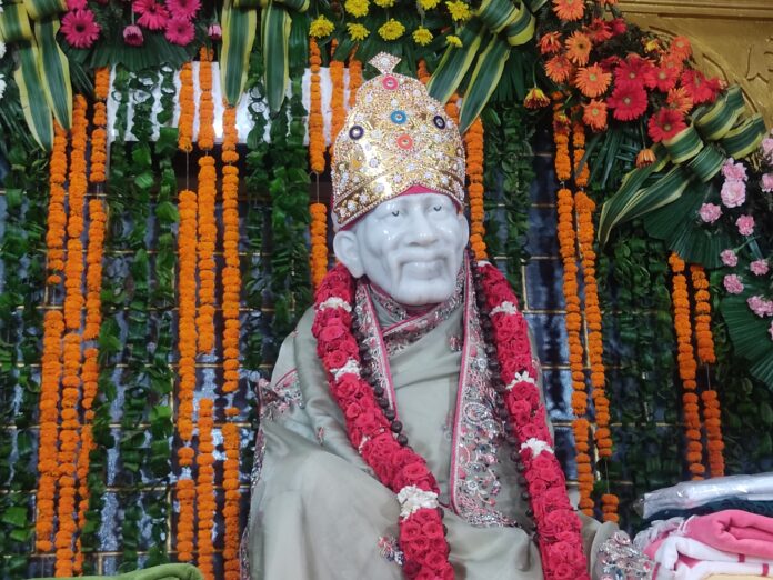 सांई मंदिर में पूजा अर्चना करते हुए श्रद्वालुगण व सजा सांई दरबार