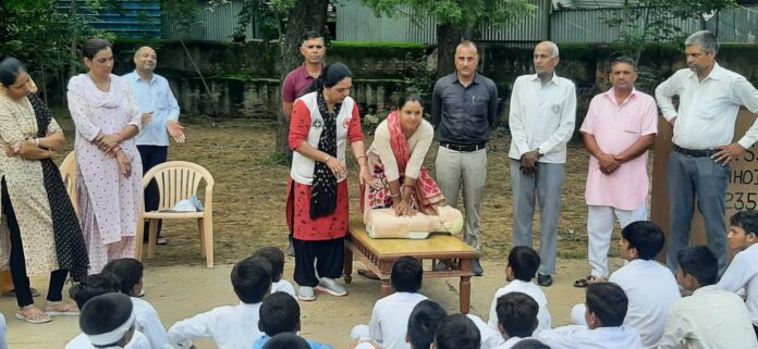 सड़क सुरक्षा नियमों के बारे में जानकारी देते यातायात पुलिस थाना प्रबंधक सत्यनारायण।