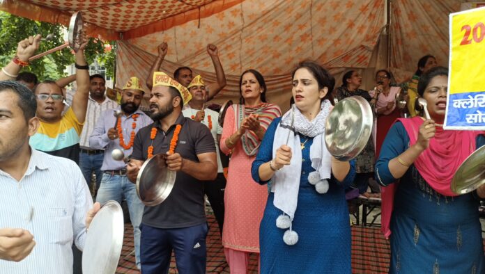 ताली तथा थाली बजाकर किया रोष प्रदर्शन