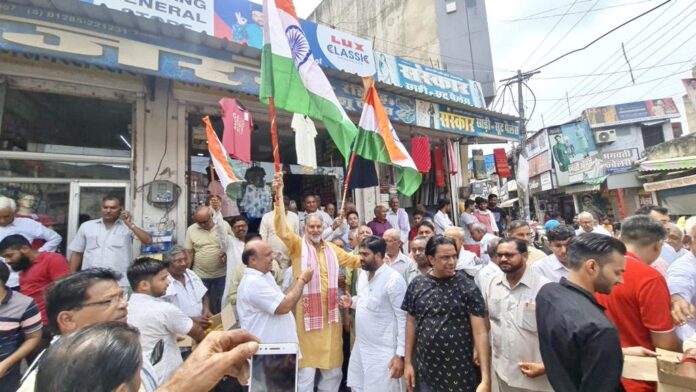 चंद्रयान-3 की सफलता पर शहर के परशुराम चौक पर लोगों के साथ खुशी मनाते प्रो. रामबिलास शर्मा।