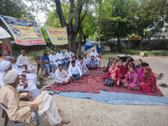 कैथल में धरने पर सरकार के खिलाफ रणनीति तैयार करते हुए जन शिक्षा अधिकार मंच के पदाधिकारी।