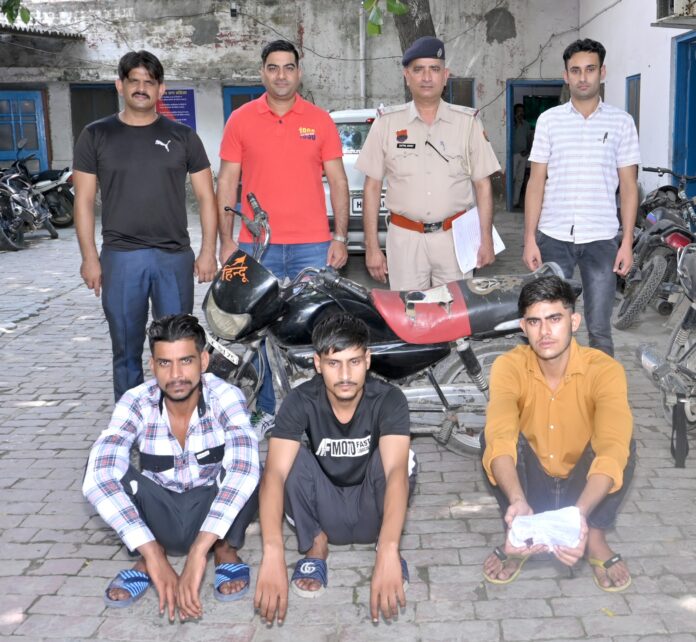 Three accused who snatched mobile phones arrested