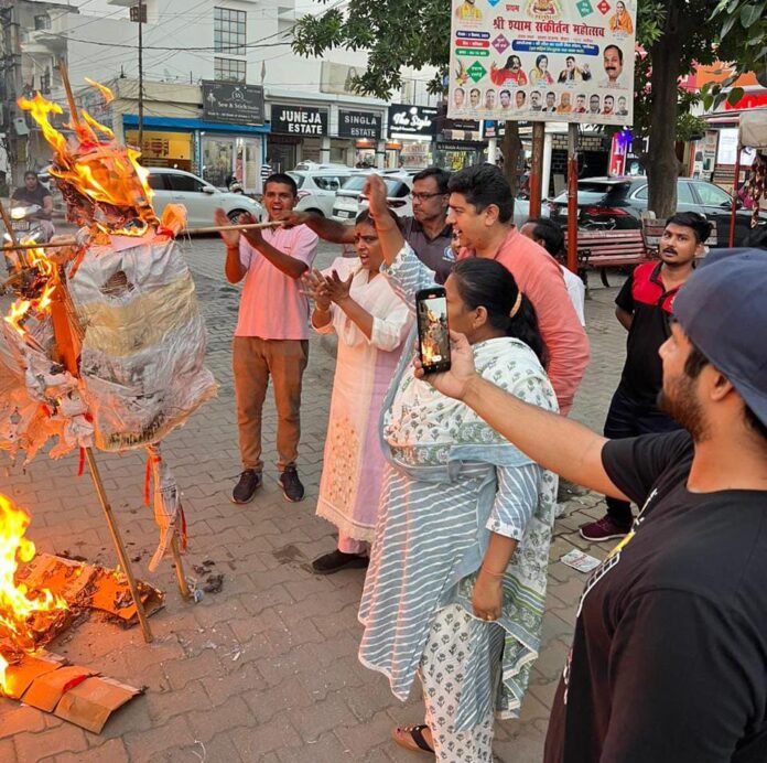 District BJP workers burnt effigies of Congress state Uday Bhan and Congress