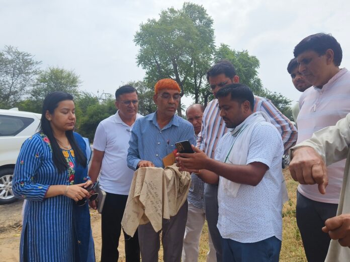 क्रॉप वेरिफिकेशन के आंकड़ों का निरीक्षण करती डीसी मोनिका गुप्ता।