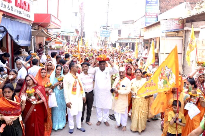 श्रीमद्भागवत सप्ताह ज्ञानोत्सव के शुभारंभ से पूर्व कलश यात्रा निकालते महिला-पुरुष श्रद्धालु।