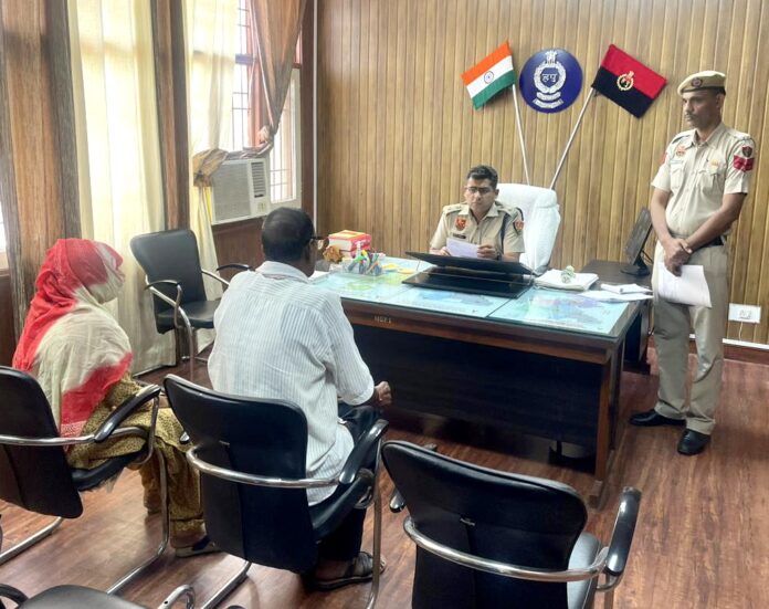 फरियादियों की शिकायतें सुनते पुलिस अधीक्षक नितीश अग्रवाल।