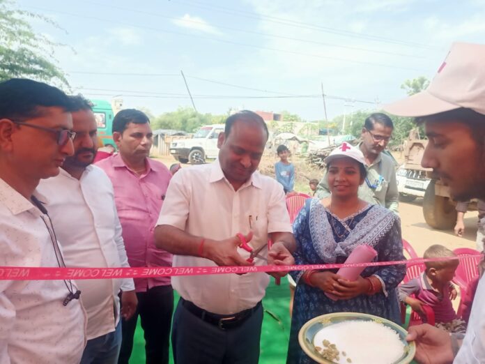 स्वास्थ्य जांच कैम्प का शुभारंभ करते अमित शर्मा।