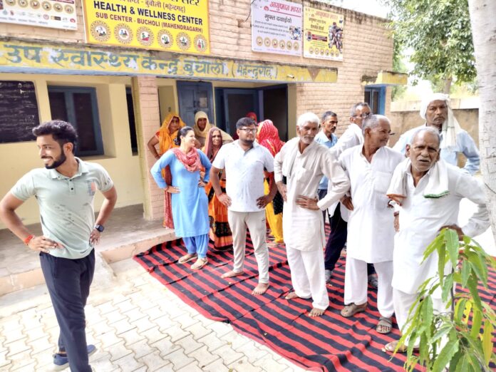  ग्रामीणों को योगाभ्यास करवाते आयुष योग सहायक पवन देवास।