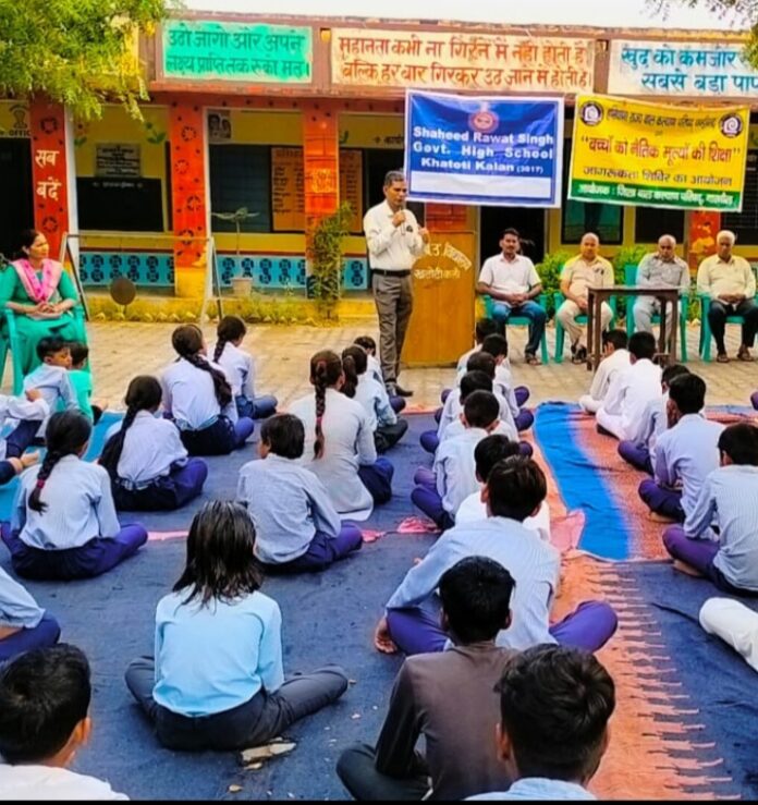 बच्चों को नैतिक मूल्यों की शिक्षा की जानकारी देते विपिन शर्मा।