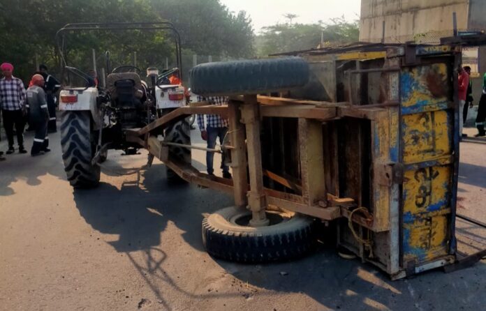 Tractor trolley full of workers overturned