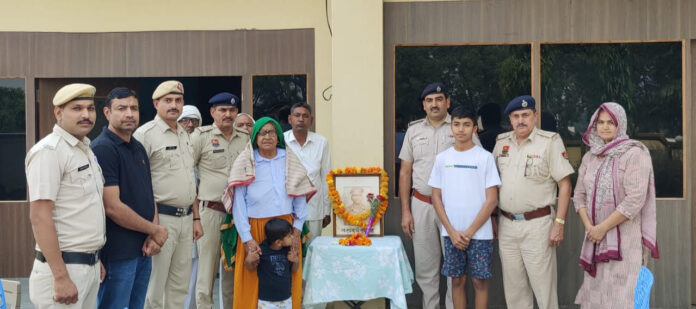 शहीद पुलिस जवान सूबे सिंह के चित्र पर पुष्प अर्पित कर नमन करते।