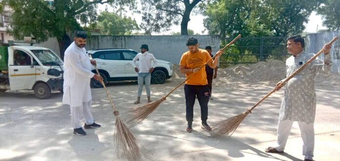 शहर में स्वच्छता अभियान की शुरुआत करते एसडीएम हर्षित कुमार व नगर पार्षद।