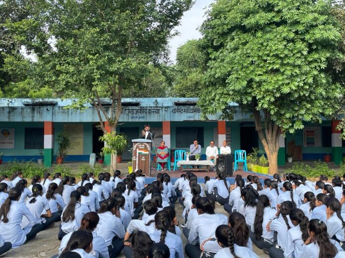 छात्राओं को संबोधित करते अधिवक्ता एसएस सुरेडिया।