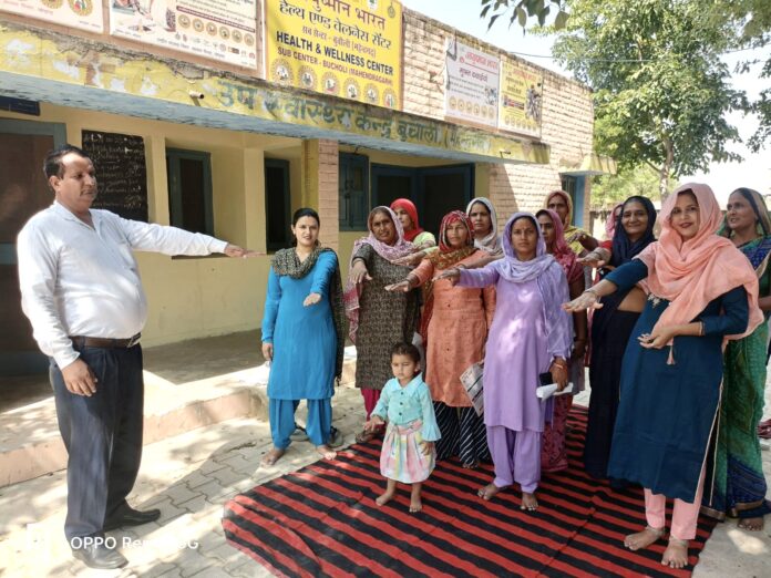 महिलाओं को कन्या भ्रूण हत्या न करने की शपथ भी दिलाते स्वास्थ्य कर्मी मुकेश चौहान।