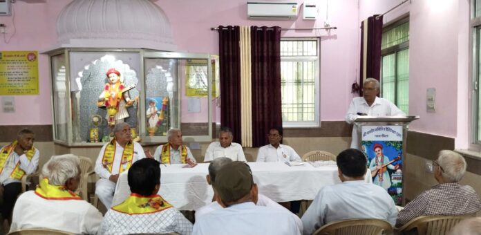 सभा भवन में बैठक को संबोधित करते हुए श्री नामदेव समाज चैरिटेबल ट्रस्ट के प्रधान बाबूलाल वर्मा।