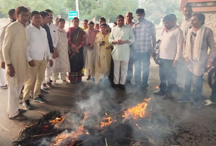 BJP burnt the effigy of Bihar Chief Minister Nitish Kumar and his government under the auspices of Kisan Morcha.