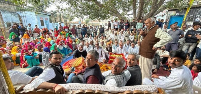 गांव बैरावास में दौंगड़ा अहीर जन विश्वास रैली का न्योता देते नांगल चौधरी के विधायक डॉक्टर अभय सिंह यादव।