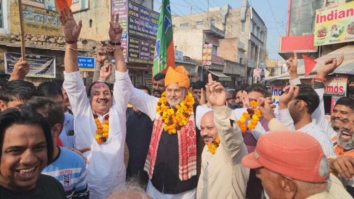 तीन प्रदेशों में भाजपा की शानदार जीत पर खुशी मना कार्यकर्ताओं को सम्बोधित करते पूर्व मंत्री रामबिलास शर्मा।