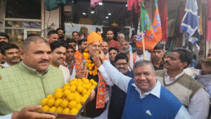 तीन प्रदेशों में भाजपा की शानदार जीत पर भगवान परशुराम चौक पर लोगों को लड्डू खिला खुशी मनाते पूर्व मंत्री रामबिलास शर्मा। 