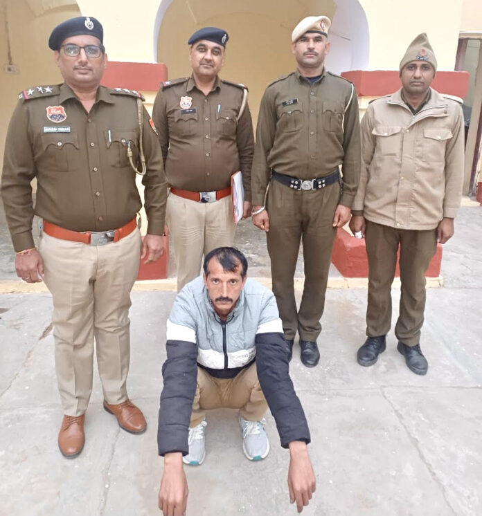 पुलिस गिरफ्त में आरोपित।