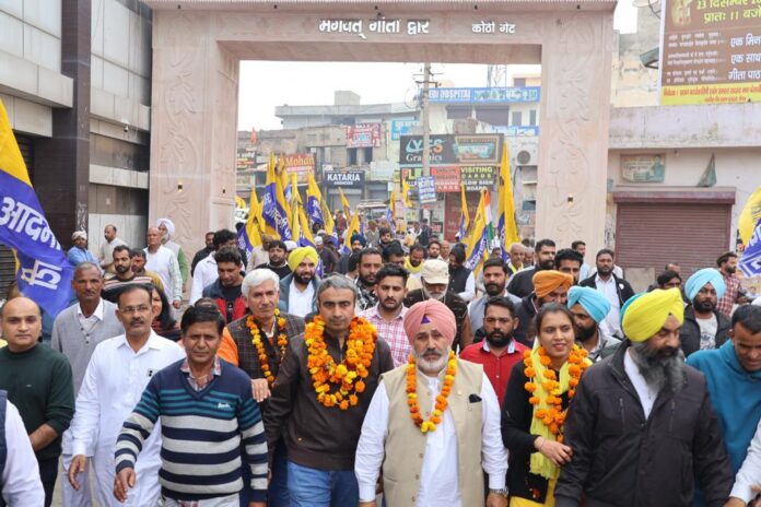 कैथल में बदलाव यात्रा में शामिल होते हुए अनुराग ढांडा व बाजारों से निकलती हुई बदलाव यात्रा में शामिल हुए पदाधिकारी ।