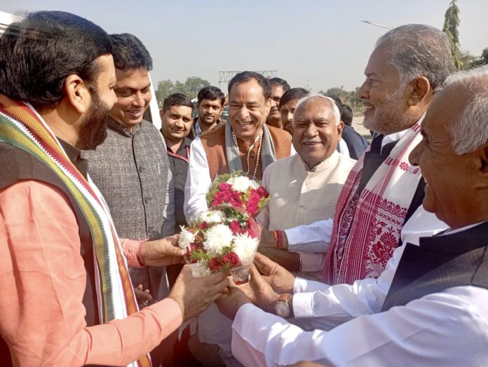 प्रदेश प्रभारी बिप्लब कुमार देब व बीजेपी प्रदेश अध्यक्ष नायब सिंह सैनी का स्वागत करते मंत्री ओम प्रकाश यादव व पूर्व शिक्षा मंत्री रामबिलास शर्मा।