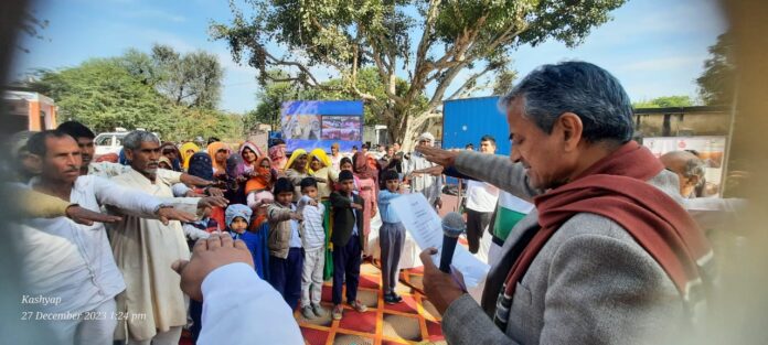 विकसित भारत की शपथ दिलाते विधायक डॉ. अभय सिंह यादव।