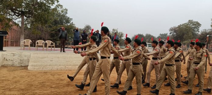 गणतंत्र दिवस की प्रथम रिहर्सल में मार्चपास्ट व सांस्कृतिक कार्यक्रम की प्रस्तुतियां देती टीमें।