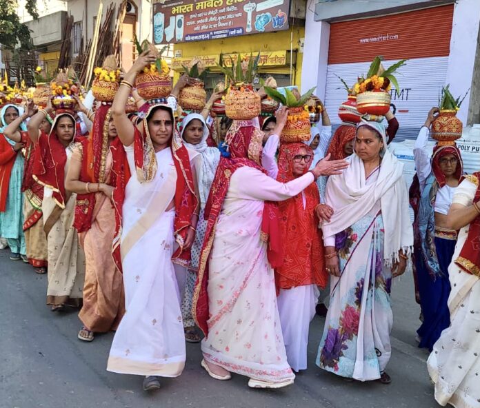 कलश यात्रा और सड़क सुरक्षा रैली निकालती महिलाएं।