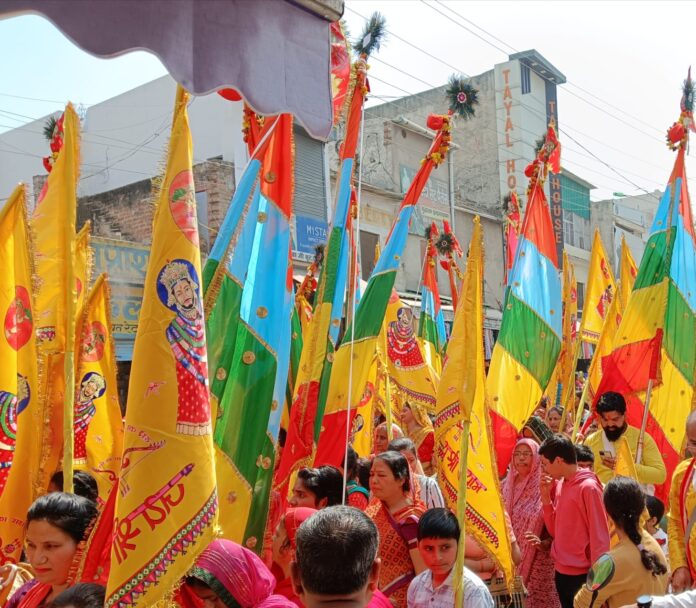 श्याम बाबा का निशान लेकर जैतपुर धाम जाते श्रद्धालु।