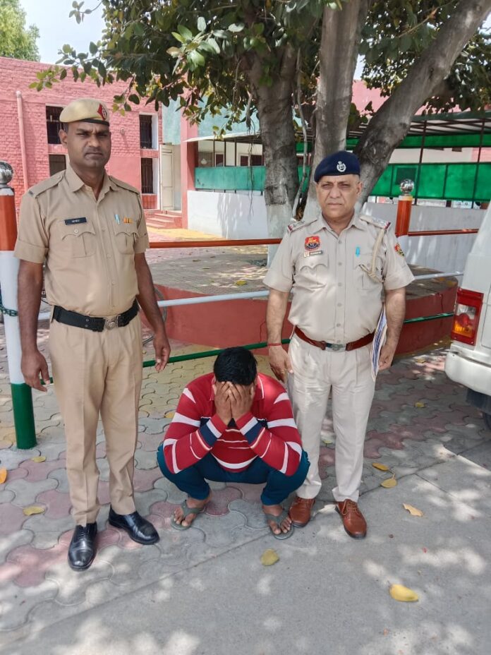 लाइसेंसी रिवाल्वर छीनने के मामले का आरोपी पुलिस की गिरफ्त में।