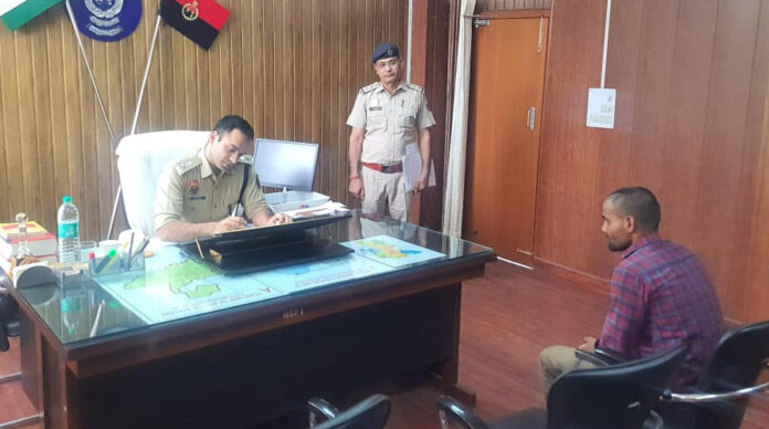 लोगों की शिकायतें सुनते पुलिस अधीक्षक अर्श वर्मा।